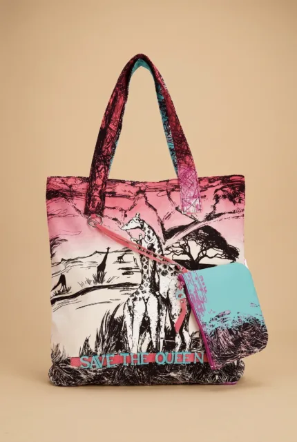 Borsa tote colorata con design artistico di giraffe e paesaggi, marca Save the Queen, perfetta per un look casual e alla moda.