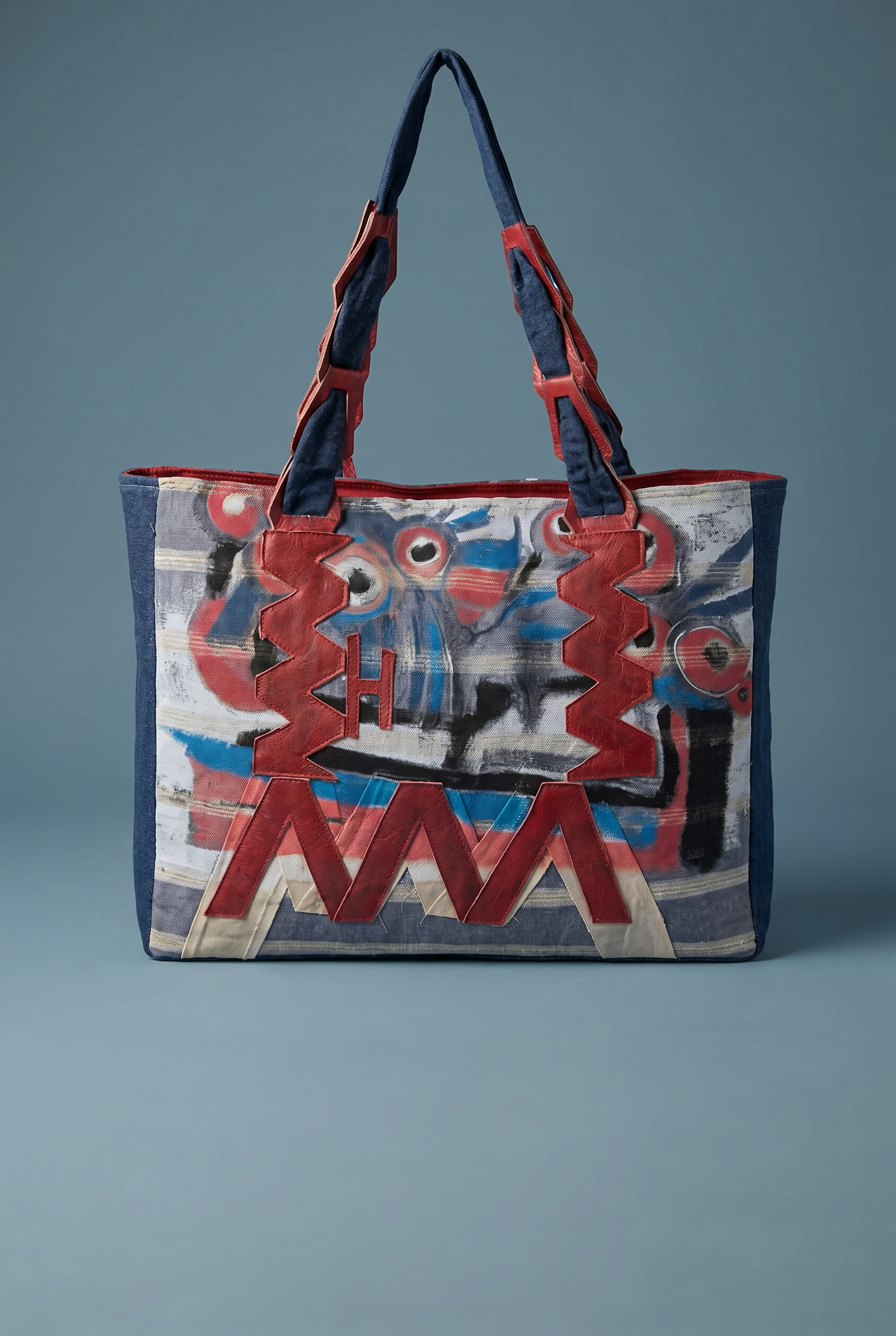 05SOH5498_studio Borsa a spalla colorata con motivi artistici, caratterizzata da manici rossi e dettagli in tessuto blu e bianco, ideale per un look moderno e creativo.