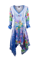 Abito estivo con maniche a tre quarti, caratterizzato da un vivace motivo floreale in tonalità blu e multicolore, ideale per occasioni casual e vacanze.