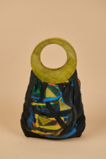 Borsa di design unico con manico circolare in pelle verde e motivo astratto multicolore su sfondo nero, ideale per un look contemporaneo e alla moda.