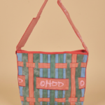 Borsa a tracolla colorata con motivo intrecciato in tonalità blu, verde e rosso, con logo "OHDD" in evidenza. Ideale per un look casual e alla moda.