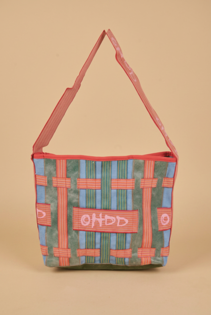 Borsa a tracolla colorata con motivo intrecciato in tonalità blu, verde e rosso, con logo "OHDD" in evidenza. Ideale per un look casual e alla moda.