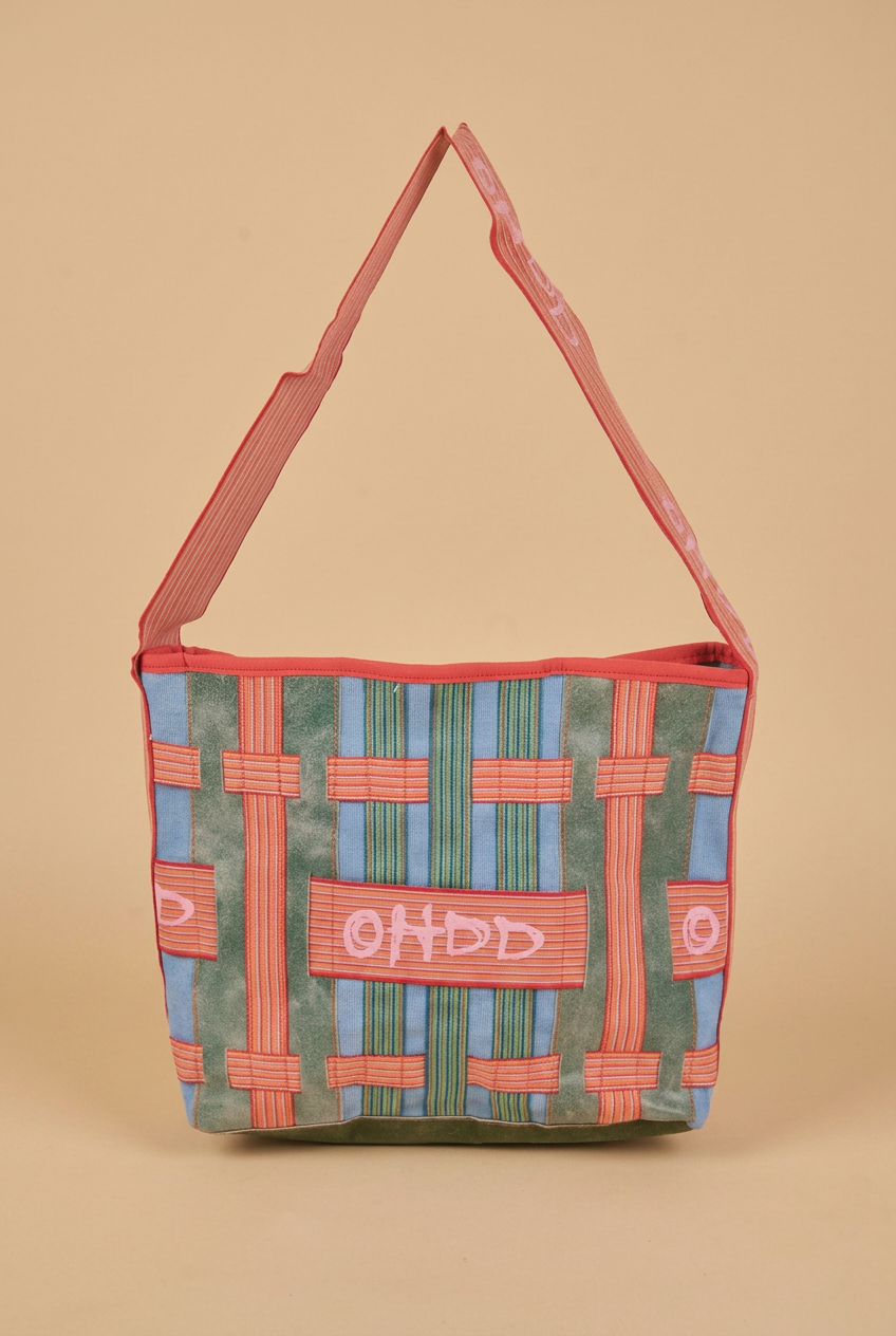 07SOH5785_studio Borsa a tracolla colorata con motivo intrecciato in tonalità blu, verde e rosso, con logo "OHDD" in evidenza. Ideale per un look casual e alla moda.