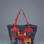 Borsa a tracolla in denim con dettagli rossi, caratterizzata da un design unico e vivace, ideale per un look casual e alla moda. Perfetta per l'uso quotidiano e per aggiungere un tocco di colore agli outfit.