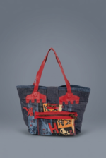 Borsa a tracolla in denim con dettagli rossi, caratterizzata da un design unico e vivace, ideale per un look casual e alla moda. Perfetta per l'uso quotidiano e per aggiungere un tocco di colore agli outfit.