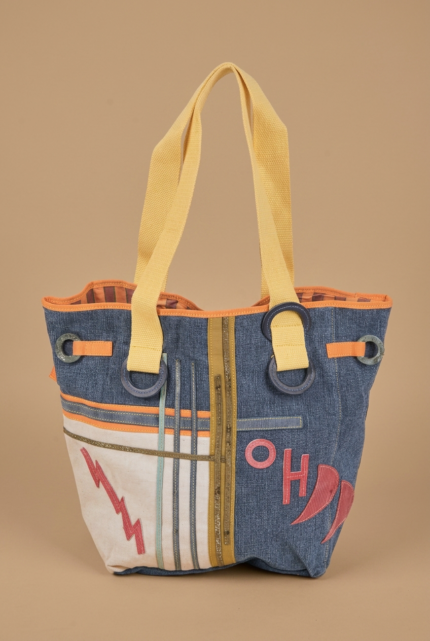 Borsa a spalla in denim con manici gialli, decorata con motivi grafici colorati, ideale per un look casual e alla moda.