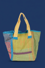 Borsa a spalla colorata con manici gialli, realizzata in tessuto misto con motivi geometrici e ricami, ideale per l'uso quotidiano e le attività all'aperto.