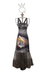 Abito lungo con stampa grafica multicolore, presentato su un manichino elegante. Il design include motivi geometrici e una combinazione di colori vivaci, ideale per occasioni estive.