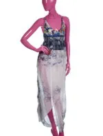 Long summer dress with thin straps and floral pattern, presented on pink mannequin. Ideal for informal occasions and beach days.