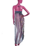 Abito lungo trasparente con dettagli colorati, indossato da una figura stilizzata. Il design presenta spalline sottili e una parte superiore decorativa, ideale per look estivi e da spiaggia.