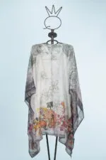 Kimono elegante in tessuto leggero con motivi floreali e fruttati, esposto su un manichino artistico. Ideale per look estivi e occasioni speciali.