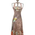 Abito lungo da donna con stampa artistica, caratterizzato da spalline sottili e un design multicolore. Perfetto per occasioni estive e casual.