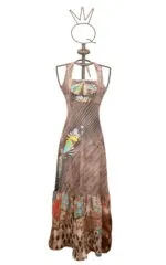 Abito lungo da donna con stampa artistica, caratterizzato da spalline sottili e un design multicolore. Perfetto per occasioni estive e casual.