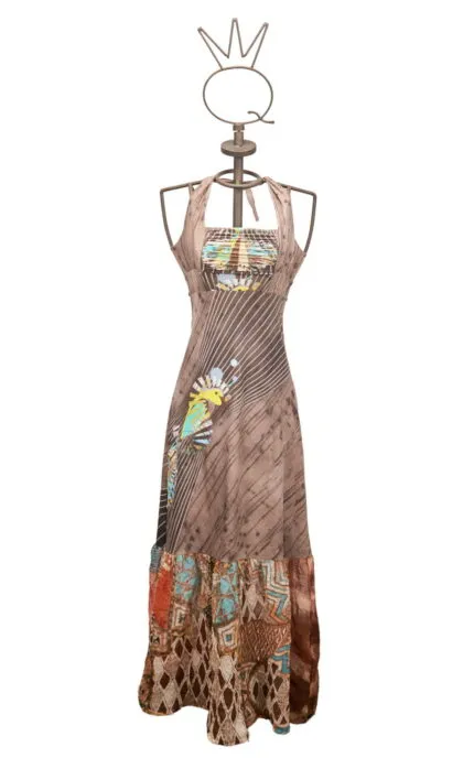 Abito lungo da donna con stampa artistica, caratterizzato da spalline sottili e un design multicolore. Perfetto per occasioni estive e casual.