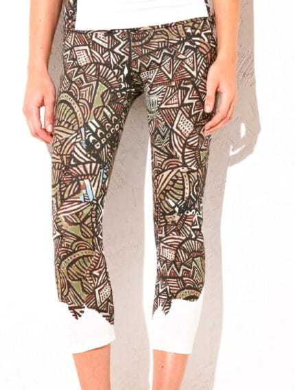 Leggings pour femmes à motif abstrait dans les tons marron, vert et blanc, idéal pour l'entraînement et les loisirs.