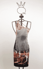 Robe d'été mono-épaule à motifs rayés et graphiques de cactus, présentée sur un mannequin artistique. Parfaite pour un look décontracté et cool.
