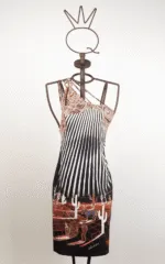 Abito estivo a spalla singola con motivi a righe e grafiche di cactus, esposto su un manichino artistico. Perfetto per look casual e freschi.