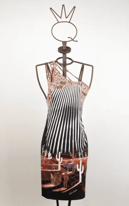 Abito estivo a spalla singola con motivi a righe e grafiche di cactus, esposto su un manichino artistico. Perfetto per look casual e freschi.