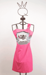Abito rosa con spallina unica e stampa grafica, esposto su un manichino con supporto a forma di corona. Perfetto per look estivi e casual.