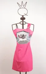 Abito rosa con spallina unica e stampa grafica, esposto su un manichino con supporto a forma di corona. Perfetto per look estivi e casual.