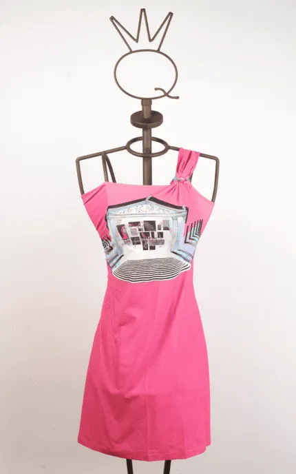 Abito rosa con spallina unica e stampa grafica, esposto su un manichino con supporto a forma di corona. Perfetto per look estivi e casual.