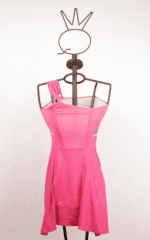 Abito rosa su manichino, caratterizzato da una spalla scoperta e dettagli colorati. Ideale per occasioni estive e eventi informali.