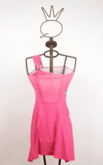 Abito rosa su manichino, caratterizzato da una spalla scoperta e dettagli colorati. Ideale per occasioni estive e eventi informali.