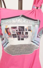 Top rosa con stampa artistica di cavalli e elementi architettonici, ideale per un look estivo e casual. Indicato per chi cerca un capo originale e alla moda.