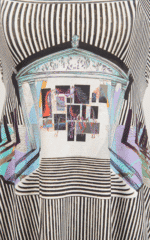 Maglietta con stampa artistica che presenta un mix di linee nere e bianche, con un'illustrazione centrale di cavalli e un arco decorato. Design moderno e vivace, ideale per un look creativo e distintivo.