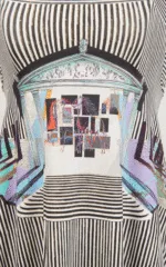 Maglietta con stampa artistica che presenta un mix di linee nere e bianche, con un'illustrazione centrale di cavalli e un arco decorato. Design moderno e vivace, ideale per un look creativo e distintivo.