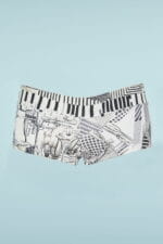 Costumi da bagno a bermuda con stampa grafica in bianco e nero, caratterizzati da motivi ispirati a note musicali e design astratti, su sfondo azzurro. Ideali per attività estive e sport acquatici.