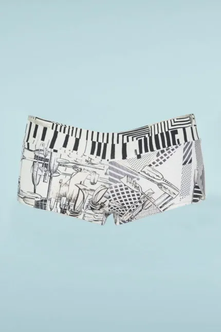 Costumi da bagno a bermuda con stampa grafica in bianco e nero, caratterizzati da motivi ispirati a note musicali e design astratti, su sfondo azzurro. Ideali per attività estive e sport acquatici.