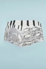 Costumi da bagno da uomo con design artistico in bianco e nero, caratterizzati da motivi geometrici e illustrazioni di animali, su sfondo azzurro.