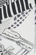 Dettaglio di un tessuto con un motivo grafico in bianco e nero, caratterizzato da linee, forme geometriche e illustrazioni stilizzate di oggetti. Ideale per abbigliamento moderno e alla moda.