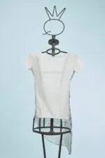 Manichino con una maglietta bianca e dettagli stampati sul retro, su sfondo azzurro. La maglietta presenta un design moderno e versatile, adatta per outfit casual e alla moda.