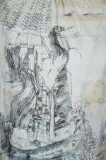 Dettaglio di un tessuto con disegni artistici in bianco e nero, che presenta elementi architettonici e figure stilizzate, perfetto per moda e design.