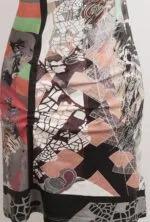 Abito con stampa astratta caratterizzato da un mix di colori vivaci e motivi geometrici, ideale per occasioni casual e moda contemporanea.