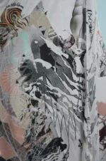 Dettaglio di un tessuto con un design astratto e multicolore, caratterizzato da motivi naturali e geometrici, ideale per abbigliamento alla moda e creativo.