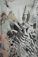 Dettaglio di un tessuto artistico con un design astratto, caratterizzato da forme geometriche, motivi naturali e colori vivaci, ideale per moda e arredamento.