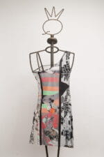 Abito estivo multicolore con design grafico esposto su un manichino con testa a forma di corona, ideale per occasioni casual e moda contemporanea.