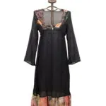 Abito lungo nero con dettagli floreali, maniche lunghe e scollatura a V, presentato su un manichino decorativo. Ideale per occasioni estive e eventi informali.