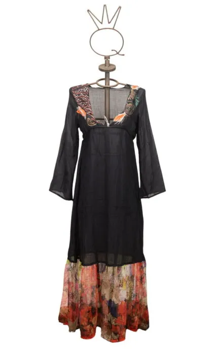 Abito lungo nero con dettagli floreali, maniche lunghe e scollatura a V, presentato su un manichino decorativo. Ideale per occasioni estive e eventi informali.