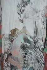 Dettaglio di un tessuto leggero con motivi astratti e colori tenui, che includono elementi naturali e geometrici, ideale per abbigliamento estivo o accessori di moda.