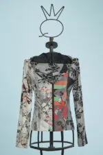 Giacca con cappuccio multicolore in stile moderno, vista posteriore su un manichino. Design unico con motivi astratti e grafiche vivaci, ideale per un look casual e alla moda.