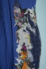 Blue dress with floral and animal motifs features a modern and vibrant design. Ideal for casual and spring occasions, the soft fabric offers comfort and style.