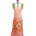 Abito estivo lungo con stampa floreale rossa e verde, esposto su un manichino. Design elegante e fresco, ideale per occasioni estive e casual.