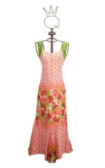 Longue robe d'été à imprimé floral rouge et vert, présentée sur un mannequin. Design élégant et frais, idéal pour l'été et les occasions décontractées.