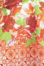 Tissu floral avec des roses rouges et des fleurs blanches sur un fond clair, décoré d'un motif géométrique orange. Idéal pour les vêtements d'été et les accessoires de mode.