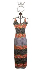 Abito lungo da donna con stampa floreale e motivi geometrici, esposto su una gruccia decorativa. Ideale per outfit estivi e occasioni casual.