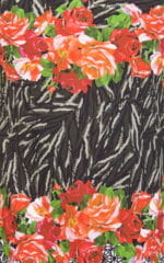 Imprimé floral sur fond rayé noir et blanc, avec des roses rouges et orange ornant le tissu, idéal pour la mode estivale et les vêtements féminins.
